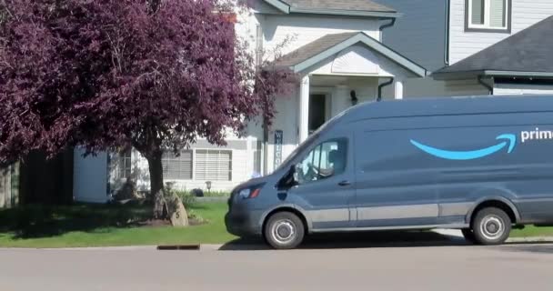 Calgary Alberta Canadá Julho 2023 Caminhão Amazon Prime Rota Bairro — Vídeo de Stock