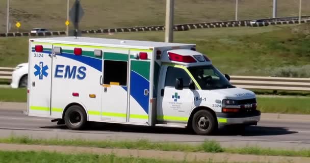 Calgary Alberta Canadá Julio 2023 Una Ambulancia Emergencias Ruta Una — Vídeos de Stock
