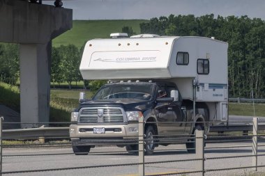 Calgary, Alberta, Kanada. Ağustos 1, 2023. Bir kamyonetin üzerinde bir Columbia Nehri kamyon karavanı..