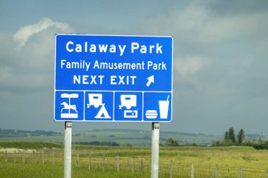 Calgary, Alberta, Kanada. Ağustos 1, 2023. Yazılı bir trafik tabelası: Calaway Park Ailesi Eğlence Parkı NEXT EXIT.