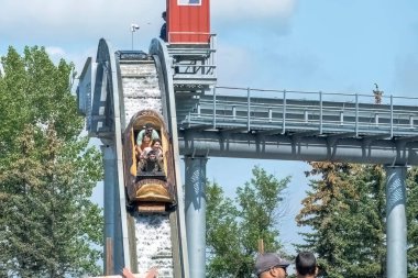 Calgary, Alberta, Kanada. Ağustos 1, 2023. Calaway Park kütük gezisi, Timber Falls yüksek hızlı bir kütük bırakma yolculuğu.