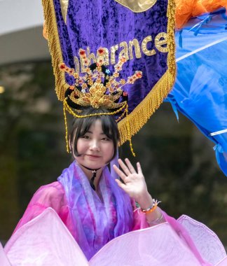 Calgary, Alberta, Kanada. 7 Temmuz 2023. Halk geçidinde geleneksel Tayland kıyafetleri giyen Asyalı bir kadın..