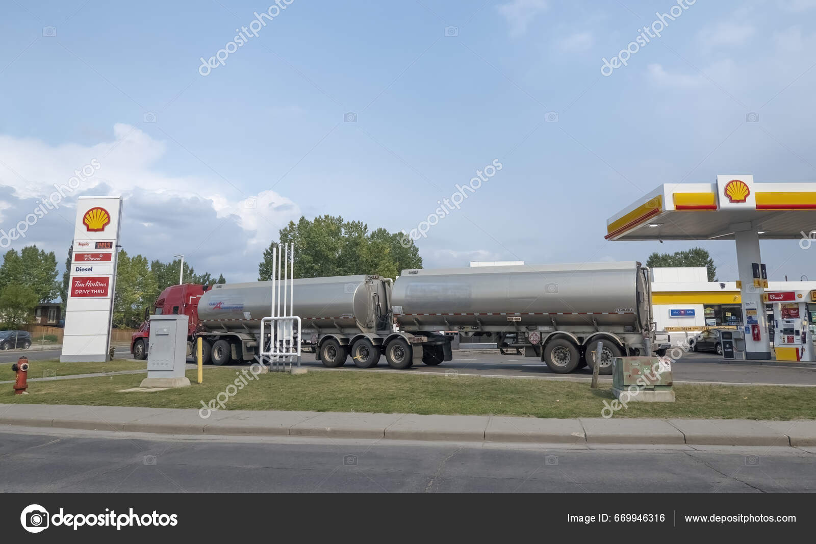 Calgary Alberta Canada Aug 2023 Shell Gas Station Getting Deliver