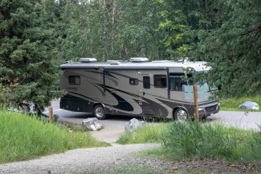Alberta, Kanada. Ağustos 5, 2023. Kamp alanında bir karavan karavanı..