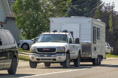 Calgary, Alberta, Kanada. 7 Ağustos 2023. Yaz boyunca bir karavan karavanı çeken bir kamyon..