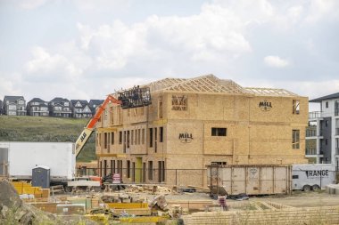 Calgary, Alberta, Kanada. Ağustos 5, 2023. Yaz boyunca inşaat halindeki bir apartman ya da şantiye. Konsept: Ticari gayrimenkul, yeni konut