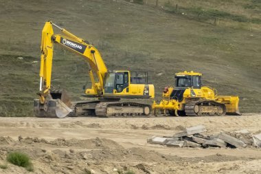 Calgary, Alberta, Kanada. Ağustos 5, 2023. İnşaat alanında bir kazıcı ve buldozer traktörü..