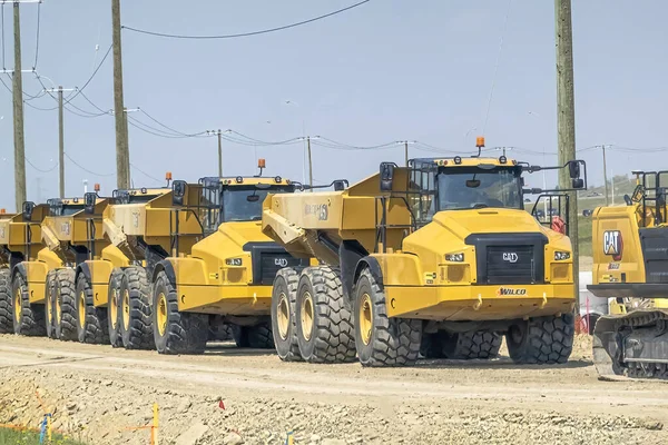 加拿大艾伯塔省卡尔加里 2023年8月7日几辆Caterpillar 740喷射器卡车 铰接式卡车是毛毛虫 一种铰接式拖轮 其系统将材料从身体后部推出 — 图库照片