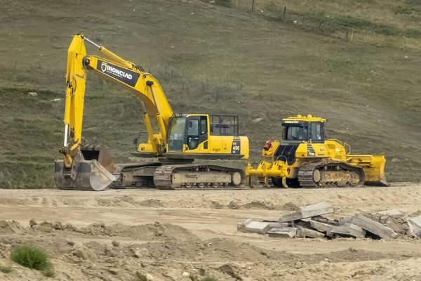加拿大艾伯塔省卡尔加里 2023年8月5日建筑工地上的挖掘机和推土机牵引机 — 图库照片