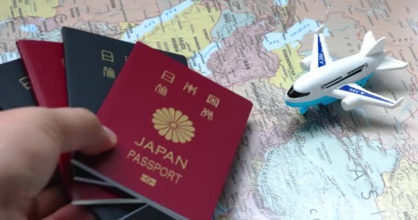 Токіо Японія Серпня 2023 Року Людина Яка Кинула Японські Паспорти — стокове відео