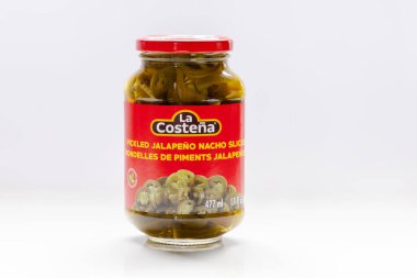 Calgary, Alberta, Kanada. 9 Ağustos 2023. La Costena markası, Pickled Jalapeno Nacho Dilimleri. Meksika yemeği malzemeleri..