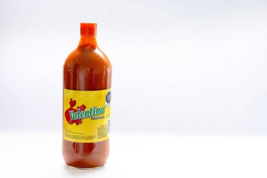 Calgary, Alberta, Kanada. Ağustos 5, 2023. Bir Valentina Red Hot Sauce 34ons şişe.