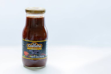 Calgary, Alberta, Kanada. Ağustos 5, 2023. Bir şişe gurme üç kırmızı biber, La Costena markası 475 gram..