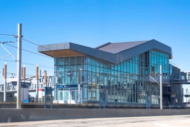 Calgary, AB, Kanada. 13 Ağustos 2023. Tuscany İstasyonu Tuscany ve Rocky Ridge 'deki bir CTrain hafif tren istasyonu, Calgary, Alberta, Kanada.