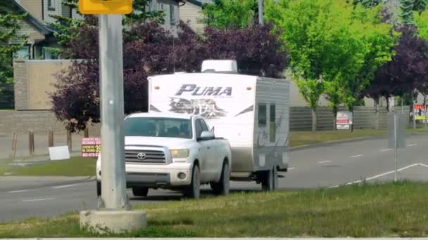 カルガリー アルバータ カナダ 8月14日 2023年 夏の間にRvトレーラーのモーターホームキャンパーを引っ張るトラック — ストック動画