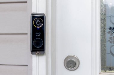 Calgary, Alberta, Kanada. Ağustos 24, 2023. Bir Eufy video kapı zili S330 kablosu. Dahili telefonu olan akıllı kapı zili ve mesken girişinde çift kamera..