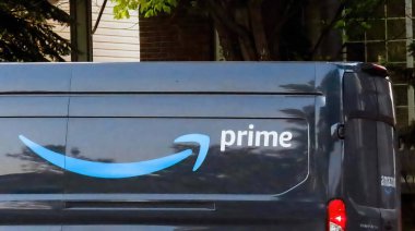 Calgary, Alberta, Kanada. 23 Ağustos 2023. Teslimat kamyonunda bir Amazon Prime logosu..