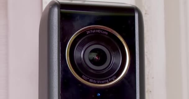 加拿大艾伯塔省卡尔加里 2023年8月25日一个按Eufy Video门铃声的人的特写S330 有对讲机和双摄像头的智能门铃在住宅入口 — 图库视频影像