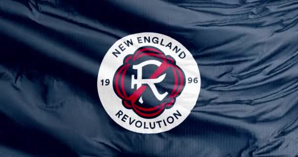 ニューイングランド アメリカ 2023年8月29日 ニューイングランド革命の波の旗 メジャーリーグサッカーでプレーするアメリカのプロサッカークラブ — ストック動画