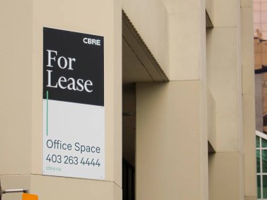 Calgary, Alberta, Kanada. Sep 3, 2023. Kiralık ofis için siyah bir imza. Konsept: Büyük Kanada kentlerinde şehir merkezindeki ofis boşalma oranı.