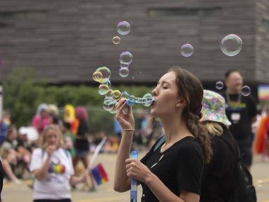 Calgary, Alberta, Kanada. Sep 3, 2023. Balon tüpü ya da değnek taşıyan bir birey, LGBTQ topluluğunun Onur Yürüyüşü 'ndeki esnekliğinin coşkulu kutlamaları arasında ustaca kabarcıklar üretiyor..