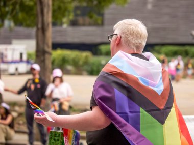 Calgary, Alberta, Kanada. Sep 3, 2023. Gurur yürüyüşünde LGBTQA + bayrağı takan biri. Konsept: Toplumun esneklik gurur yürüyüşü.