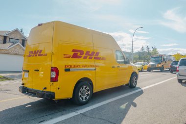 Calgary, Alberta, Kanada. Sep 12, 2023. Sonbaharda öğleden sonra yolda bir DHL teslimat kamyonu var..