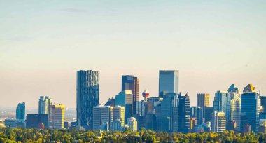 Calgary, Alberta, Kanada. Sep 10, 2023. Calgary şehir merkezinin güzel bir manzarası, sıcak bir öğleden sonra güneşiyle yıkanmış bir yaz günü..