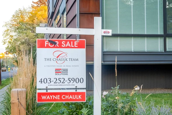 stock image Calgary, Alberta, Canada. Sep 10, 2023. A close up to a real estate for sale sign during fall.