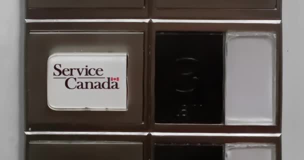 Calgary Canada Sep 2023 Person Trykker Heisknappen Tilgang Til Service – stockvideo