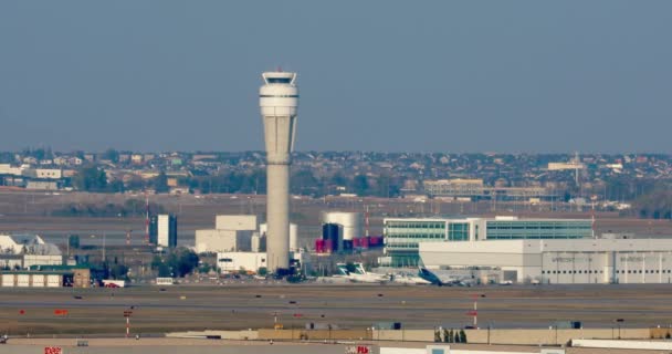 2023年8月28日 加拿大卡尔加里 一个迷人的时差展示了卡尔加里国际机场的动态场景 飞机沿着控制塔起飞 — 图库视频影像
