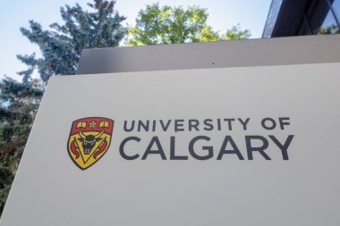 Calgary, Alberta, Kanada. Sep 16, 2023. Yazın güzelliğinin ortasında Calgary Üniversitesi tabelasına yakın bir yer..