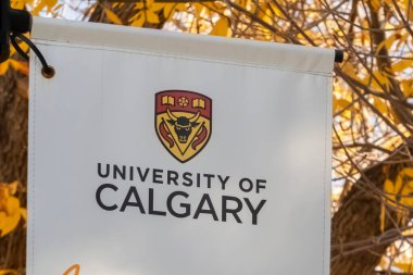 Calgary, Alberta, Kanada. Sep 16, 2023. Sonbaharın güzelliğinin ortasında bir Calgary Üniversitesi tabelası.