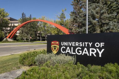 Calgary, Alberta, Kanada. Sep 16, 2023. Calgary Üniversitesi ana giriş tabelası yazın ihtişamıyla çevrili..