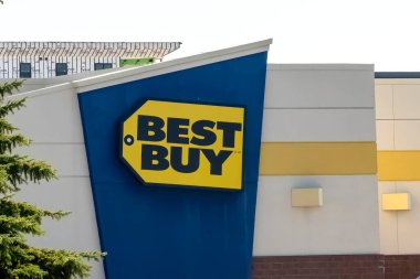 Calgary, Alberta, Kanada. Sep 16, 2023. Best Buy mağazası tabelası. Bir Amerikan çok uluslu tüketici elektronik perakendecisi..