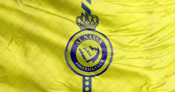 沙特阿拉伯利雅得 2023年9月19日一面挥动的阿尔 纳萨尔足球俱乐部的旗帜 设在利雅得的沙特阿拉伯职业足球俱乐部 — 图库视频影像