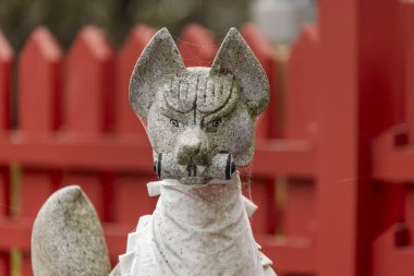 Nagahama, Shiga Bölgesi, Japonya. 21 Kasım 2023. Tapınakta beyaz adak önlüğüyle süslenmiş bir kitsune heykeli..