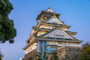 Osaka, Japonya. 21 Kasım 2023. Osaka Kalesi 'nin ana kulesi Japonya' nın en ünlü simgelerinden biridir..