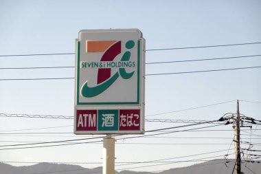 Tama Yeni Şehir, Tokyo, Japonya. 20 Kasım 2023. Bir Seven 11 ve bir mağaza tabelası..