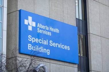 Calgary, Alberta, Kanada. 17 Kasım 2023. Bir Foothill Tıp Merkezi Özel Hizmetler Binası tabelası..