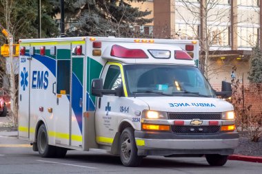 Calgary, Alberta, Kanada. 24 Kasım 2023. Acil Tıbbi Servis Ambulansı yolda..
