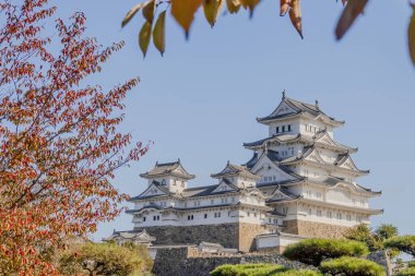 Himeji, Japonya 'nın Hygo Bölgesi. 10 Kasım 2023. Himeji Kalesi 'nin dikey görüntüsü tepe Japon kalesi kompleksi UNESCO Dünya Mirası Alanı. Himeji, Japonya 'nın Hygo Bölgesi. 10 Kasım 2023.