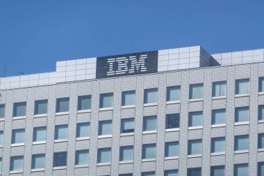 Tama Yeni Şehir, Tokyo, Japonya. 20 Kasım 2023. IBM Hakozaki Tesis binasının tepesini kapatın..