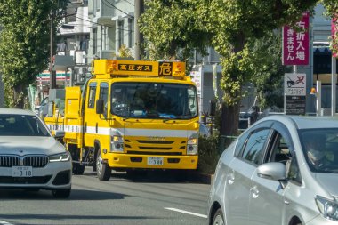 Tama Yeni Şehir, Tokyo, Japonya. 20 Kasım 2023. Tehlikeli bir yüksek basınçlı gaz kamyonu yolda..