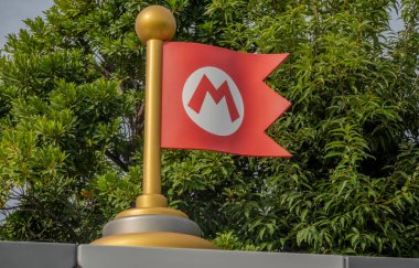 Osaka, Japonya. 14 Kasım 2023. Super Nintendo World 'de Mario Bros bayrağına yakın Universal Stüdyoları Japonya' da temalı bir alan.