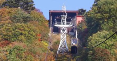 Fuji Dağı Panoramik Ropeway gondolu Japonya 'nın Yamanashi ilindeki Yamanakako manzarasının manzarası olan dağ yamacına yükselir..