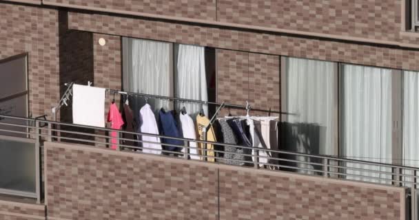 Nagahama Prefektura Shiga Japonsko Listopadu2023 Rezidenční Balkon Zavěšenými Věcmi Prádelny — Stock video