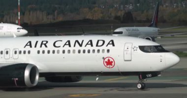 Vancouver, BC, Kanada. 3 Aralık 2023. Bir Air Canada Boeing 737 MAX 8 uçağı havaalanında hareket halinde..