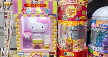 Nagahama, Shiga Bölgesi, Japonya. 30 Kasım 2023. Hello Kitty patlamış mısır otomatı..
