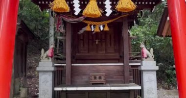 Shinto tapınağına bir tava, Japonya 'daki Shinto dini için bir din yapısı..